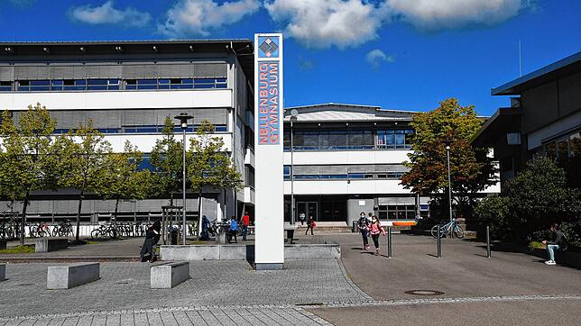 Das Stockacher Nellenburg-Gymnasium: Nun ist ein Kind, das die Schule besucht, positiv auf das Coronavirus getestet worden &ndash; eine ...
