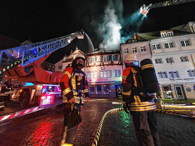 Hier sind die offenen Flammen, die wenige Augeblicke zuvor noch aus dem Dachstuhl des Wohn- und Geschäftshauses an der Hofstatt ...