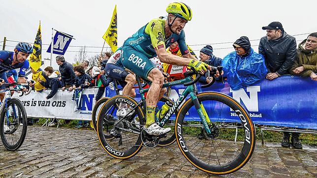 Kampf: Nico Denz aus Albbruck hat die 271 km lange Flandern-Rundfahrt trotz Regen, Kälte, Sturz und technischer Probleme beendet. Am ...