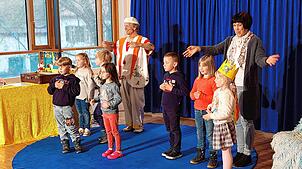 Alle mutigen Kids und auch die mitwirkende Erzieherin Christine Spillecke werden zum Abschluss noch mal auf die Bühne geholt und mit ...