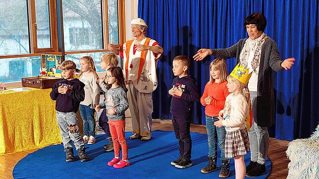 Alle mutigen Kids und auch die mitwirkende Erzieherin Christine Spillecke werden zum Abschluss noch mal auf die Bühne geholt und mit ...