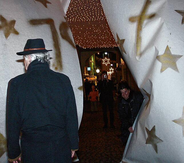 Mit Hut und Wintermantel gekleidet durchschreitet Bürgermeister Wasmer das wie ein Adventstürchen gestaltete Waldtor zur ersten ...