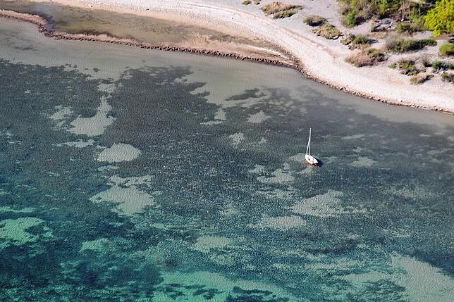 Ein einsames Segelboot liegt vor Anker – aber nicht an der kroatischen Riviera, sondern in der Nähe der Konstanzer Schmugglerbucht.