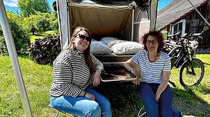 Amanda Suter (links) von Schaffhauserland Tourismus und Winzerin Katja Waldmeier haben den Velocamper aufgeklappt und davor Platz ...