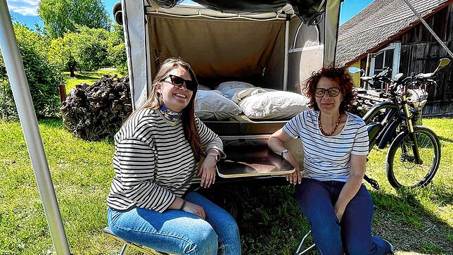 Amanda Suter (links) von Schaffhauserland Tourismus und Winzerin Katja Waldmeier haben den Velocamper aufgeklappt und davor Platz ...