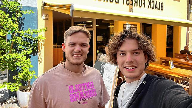 Die Reporter Jeronimo Hillgruber (links) und Niklas Dinauer testen den Black Forest Burger in Waldshut.