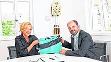 Unternehmerin Gabriele Siedle mit Bürgermeister Josef Herdner nach der Unterzeichnung des Sponsoringvertrags. Die beiden präsentieren ...