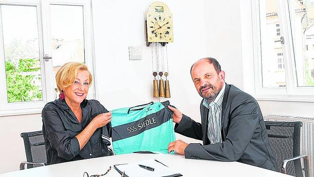 Unternehmerin Gabriele Siedle mit Bürgermeister Josef Herdner nach der Unterzeichnung des Sponsoringvertrags. Die beiden präsentieren ...