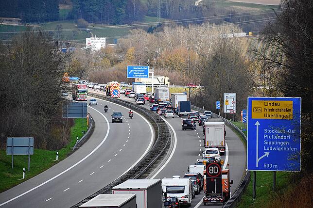 Bei Stockach-Ost wurde am Gründonnerstag der Verkehr nach einem Autobrand sowie Unfall im Rückstau auf der B31-neu abgeleitet.