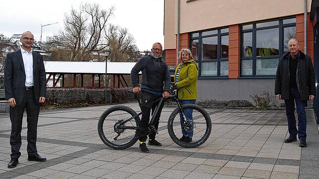 Bürgermeister Martin Ragg (links) und Wirtschaftsförderer Gunnar von der Grün (rechts) freuten sich, dass die Existenzgründungsoffensive ...