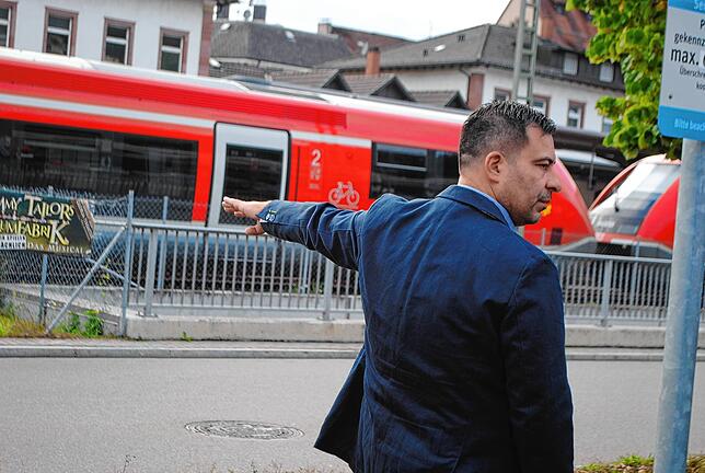 Ronald Heil ist Projektleiter der Deutschen Bahn für die Elektrifizierung der Hochrhein-Strecke. Auf diesem Bild informierte er die ...