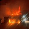 Als die Feuerwehrleute eintreffen, steht die Garage lichterloh in Flammen.