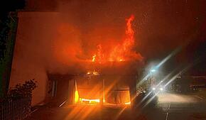 Als die Feuerwehrleute eintreffen, steht die Garage lichterloh in Flammen.