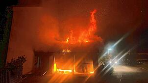 Als die Feuerwehrleute eintreffen, steht die Garage lichterloh in Flammen.