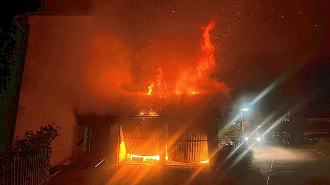 Als die Feuerwehrleute eintreffen, steht die Garage lichterloh in Flammen.