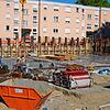 Die beiden alten Blöcke hinter der Baustelle werden abgerissen, wenn das erste neue Gebäude steht, für das das Fundament bereits fast ...