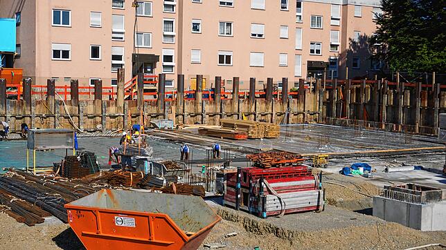 Die beiden alten Blöcke hinter der Baustelle werden abgerissen, wenn das erste neue Gebäude steht, für das das Fundament bereits fast ...