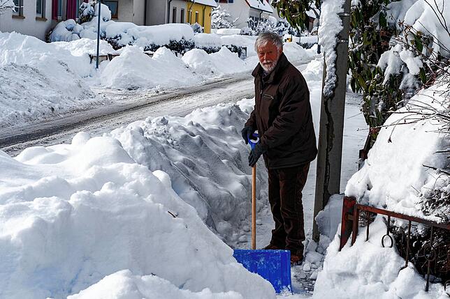 Herbert Frey räumt den Gehweg rund um sein Haus. „So viel Schnee war doch früher ganz normal, das haben die meisten Leute nur ...