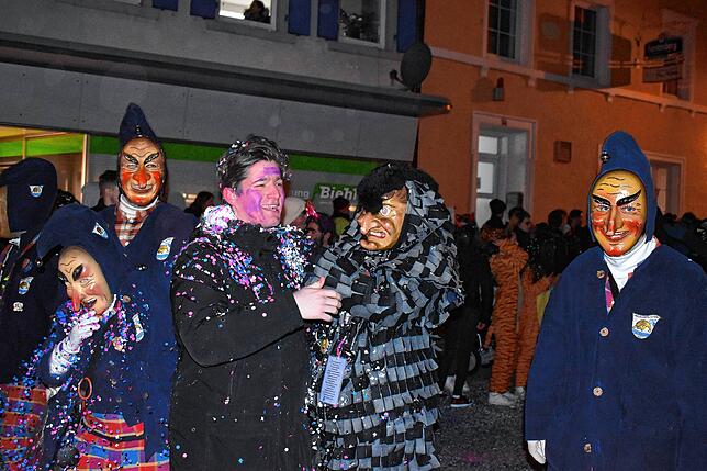 Die Wiler Zipfel Clique hatte Unmengen an Konfetti nach Wehr mitgebracht.