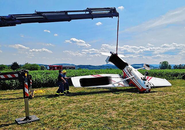 THW-Helfer balancieren das Flugzeug aus.