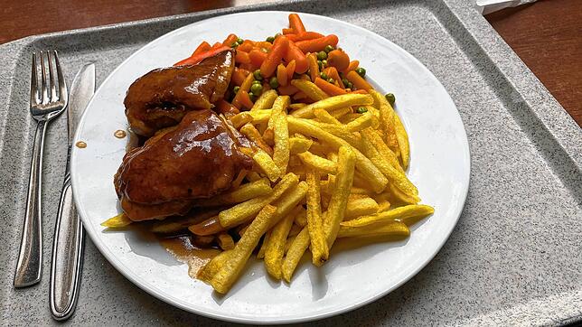 Ein sehr appetitlicher Anblick: Das Pollo-fino mit extra Bratensauce passt herrvorragend zu den Pommes und dem Erbsen-Möhren-Gemüse.
