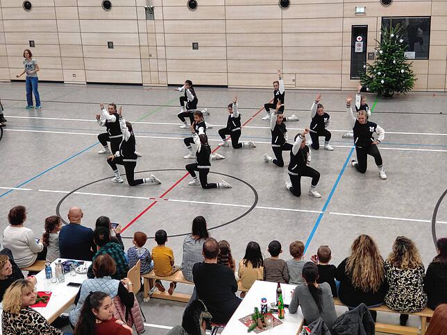 Die Gruppe Tanzen für Kids eröffnet die Nikolausfeier in der Turnhalle mit einer schwungvollen Choreografie.