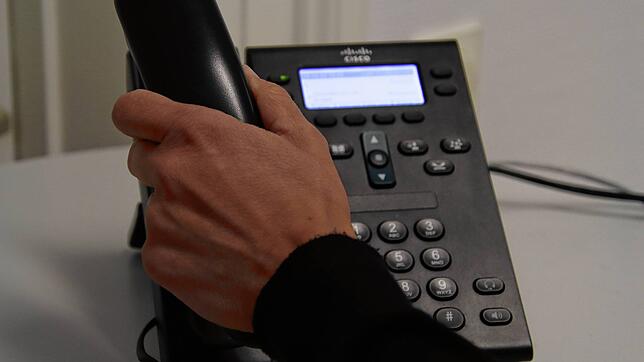 Für seinen Botengang nach einem Telefonbetrug (Symbolbild) wurde ein 40-Jähriger zu zwei Jahren Haft auf Bewährung verurteilt.