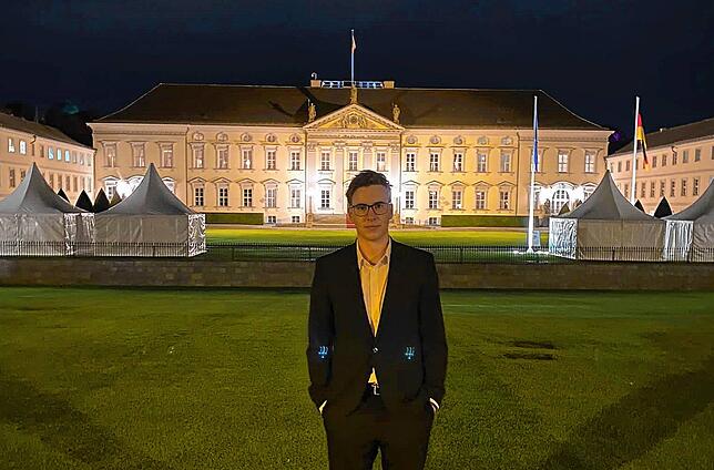 Im August 2022 lud der Bundespräsident Julian Ambrozy ins Schloss Bellevue ein, um ihm für seine Arbeit zu danken.