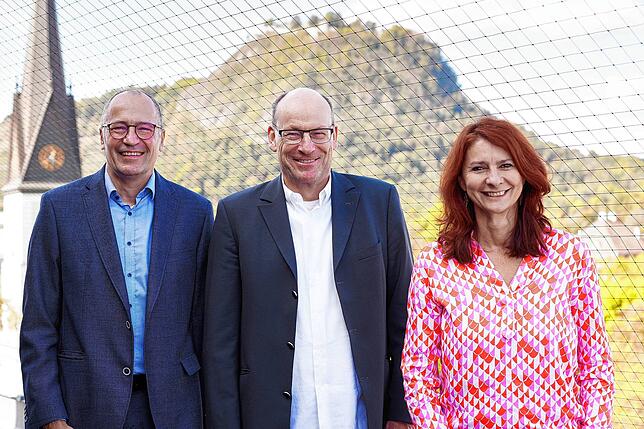 Aktueller Vorstand von Solarcomplex (von links): Edgar Kunz, Bene Müller und Verena Binder. Im Hintergrund der Hegauvulkan Hohentwiel.