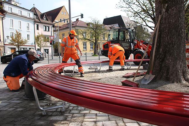Mitarbeiter der Firma Storz aus Tuttlingen installierten am Landungsplatz die neuen roten Bänke.