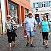 Sabine, Jürgen und Hanne Schmalhaus aus Leonberg genießen ihren Bummel durch die Einkaufsstadt Konstanz. Seit 25 Jahren kommen sie immer ...