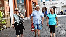 Sabine, Jürgen und Hanne Schmalhaus aus Leonberg genießen ihren Bummel durch die Einkaufsstadt Konstanz. Seit 25 Jahren kommen sie immer ...