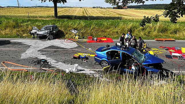 Zwei Autos sind auf der B31 nahe des Unterhölzer Weihers ineinander gekracht. Am Sonntagnachmittag ist die Bundesstraße komplett gesperrt.