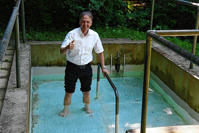 Ein Bürgermeister geht nicht baden, macht sich aber bei einer Hitzewelle auf Wunsch des SÜDKURIER schon mal die Füße nass. Das Bild ...