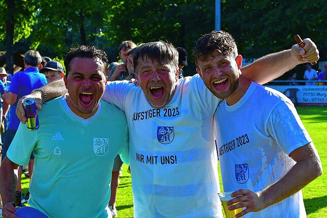 Momente des Glücks: Alija Kapidzija (rechts) nach dem Erfolg in der Bezirksliga-Relegation mit seinem Vater Kujo und seinem ...