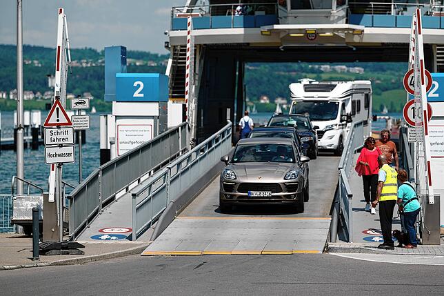 (Archivbild) Am 17. Juni 2019 lag der Pegel bei 4,79 Metern. Auch hier führte die Rampe den Verkehr steiler auf die Fähre als es viele ...