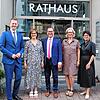 Oberbürgermeister Simon Gröger (links) und Bürgermeisterin Monika Laule (rechts) zeichnen das jahrzehntelange Engagement von (von links) ...