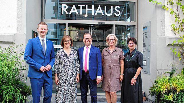 Oberbürgermeister Simon Gröger (links) und Bürgermeisterin Monika Laule (rechts) zeichnen das jahrzehntelange Engagement von (von links) ...