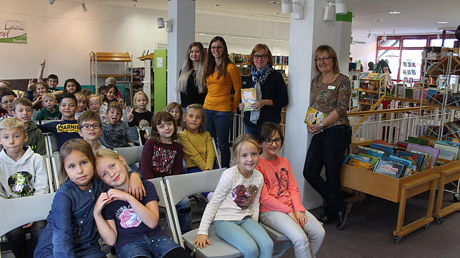 Autorenlesung in der Stadtbibliothek mit nahezu 50 Zweitklässlern und den Lehrerinnen Nele Zenker, Anna-Maria Keller, der Autorin ...
