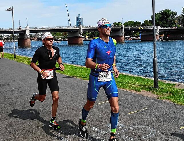 Christian Schuh (links) Mitte August während der „Ironman European Championship“ in Frankfurt. Bei diesem Wettbewerb hat er ...