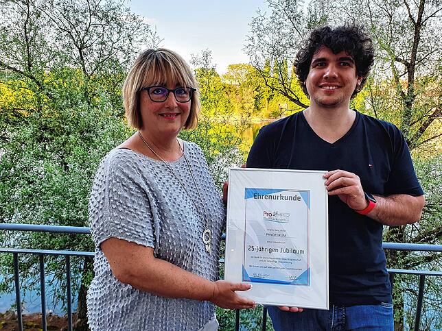 Elisabeth Vogt ehrte zahlreiche Betriebe für 25 Jahre Mitgliedschaft, anwesend war nur Sebastian Kuschner vom Panoptikum.