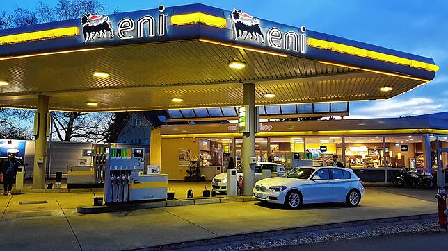 (Archivbild) Vor der Tankstelle kam es am Samstagmorgen zum Streit. Die Verletzungen eines jungen Mannes mussten danach im Krankenhaus ...