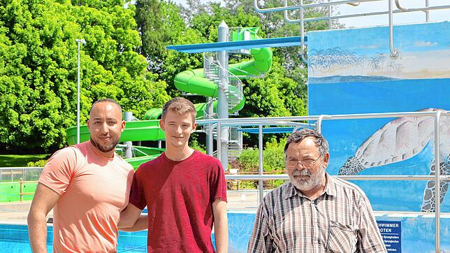 Bademeister Kromer und sein Team haben zehn Wochen lang das Freibad Lauchringen auf den Tag der Öffnung am 13.05.2024 vorbereitet. Das ...