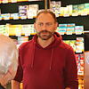 In der Apotheke bedient Daniel Hölzle einen Kunden: Von dem verminderten Steuerfreibetrag hält der Sprecher der Händlervereinigung ...