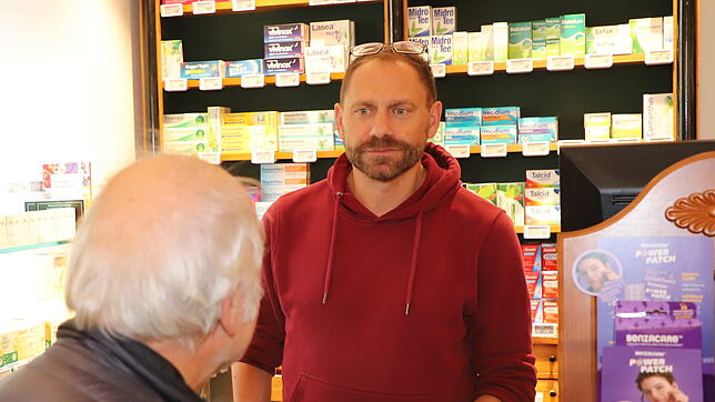 In der Apotheke bedient Daniel Hölzle einen Kunden: Von dem verminderten Steuerfreibetrag hält der Sprecher der Händlervereinigung ...