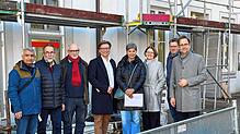 Sie üben schon mal den Schulterschluss im MVZG, auch wenn die neuen Praxisräume noch längst nicht bezugsfertig sind (von links): Die ...