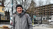 Alexander Tasdelen vom Jungen Forum Konstanz (JFK) steht an der Seestraße vor der Baustelle zum Büdingen-Areal. An diesem Laternenmast ...