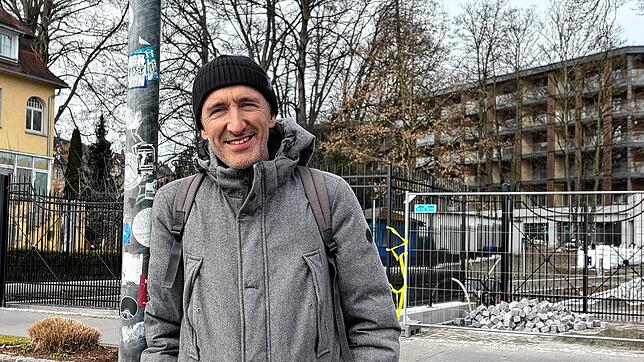 Alexander Tasdelen vom Jungen Forum Konstanz (JFK) steht an der Seestraße vor der Baustelle zum Büdingen-Areal. An diesem Laternenmast ...