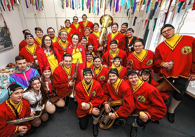 Bild 1: Bilder vom Schmutzigen Dunschtig 2025: Fasnachtszauber bei der SÜDKURIER-Redaktion in Radolfzell!