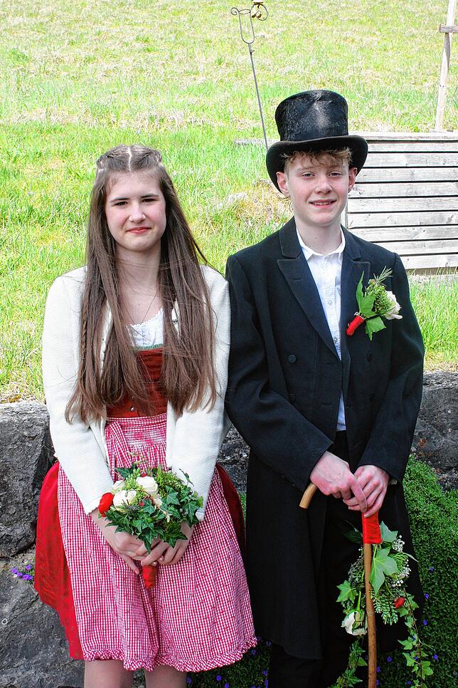 Wieder aufgewärmt, erschien Bär Joshua Albicker mit Begleiterin Clara Hossmann im schicken Outfit.